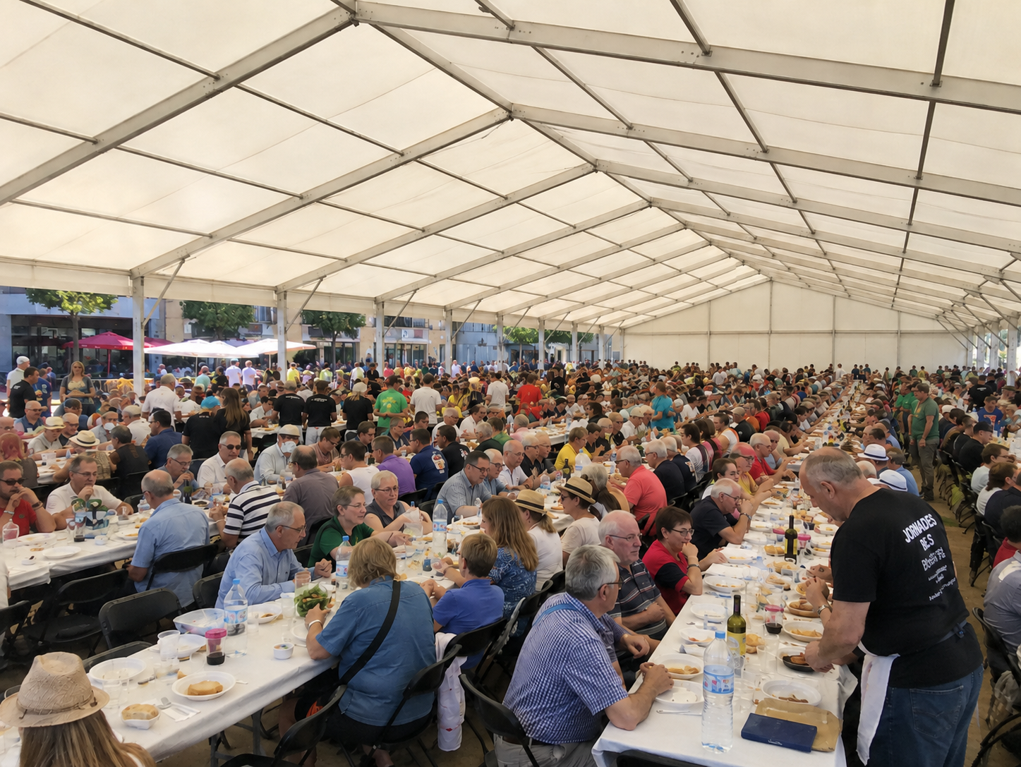 Banquete multitudinario en carpa modular