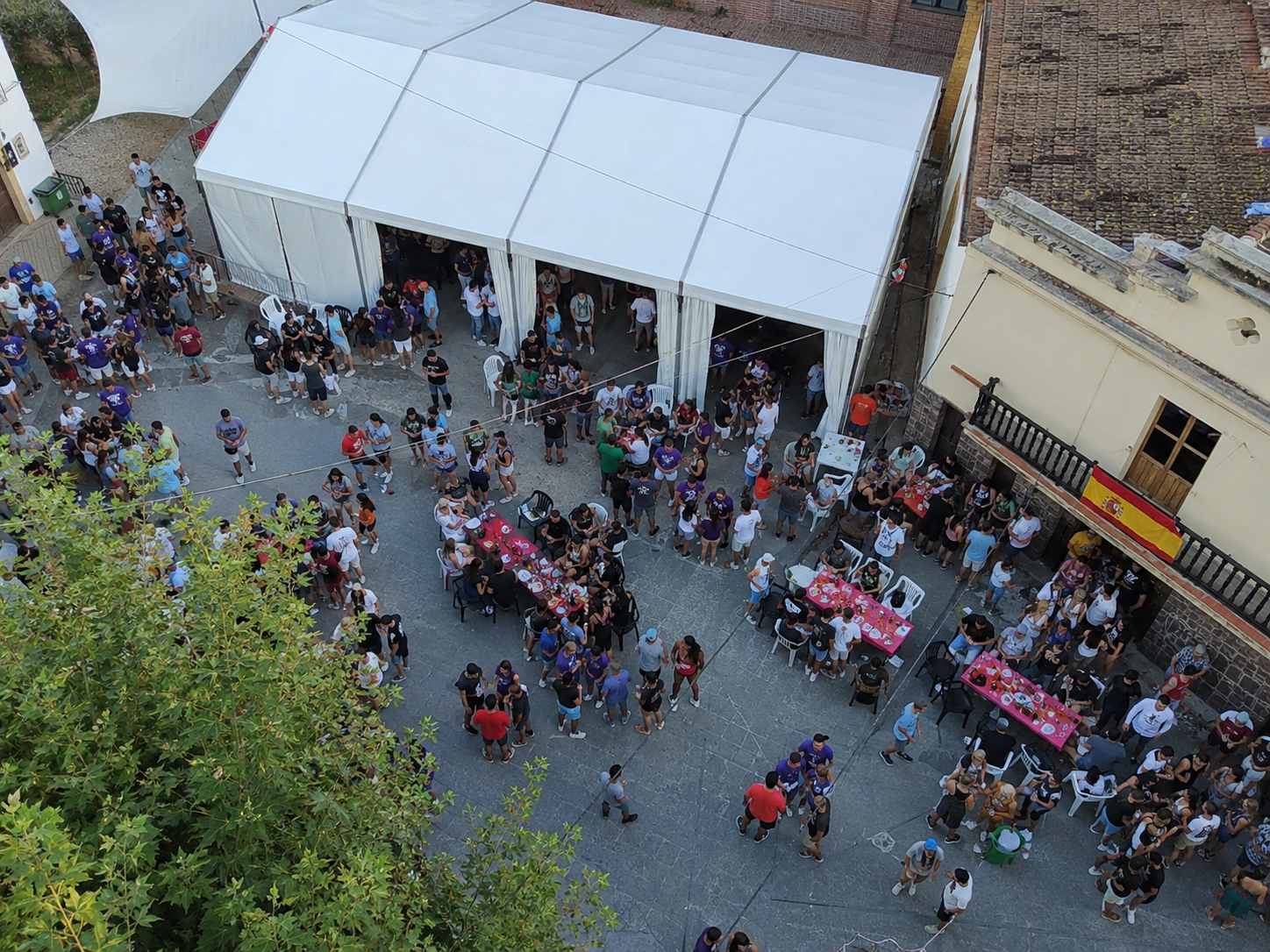 Evento popular bajo carpa modular (vista aérea)
