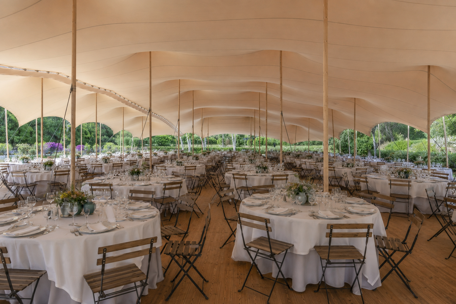 Banquete bajo carpa beduina