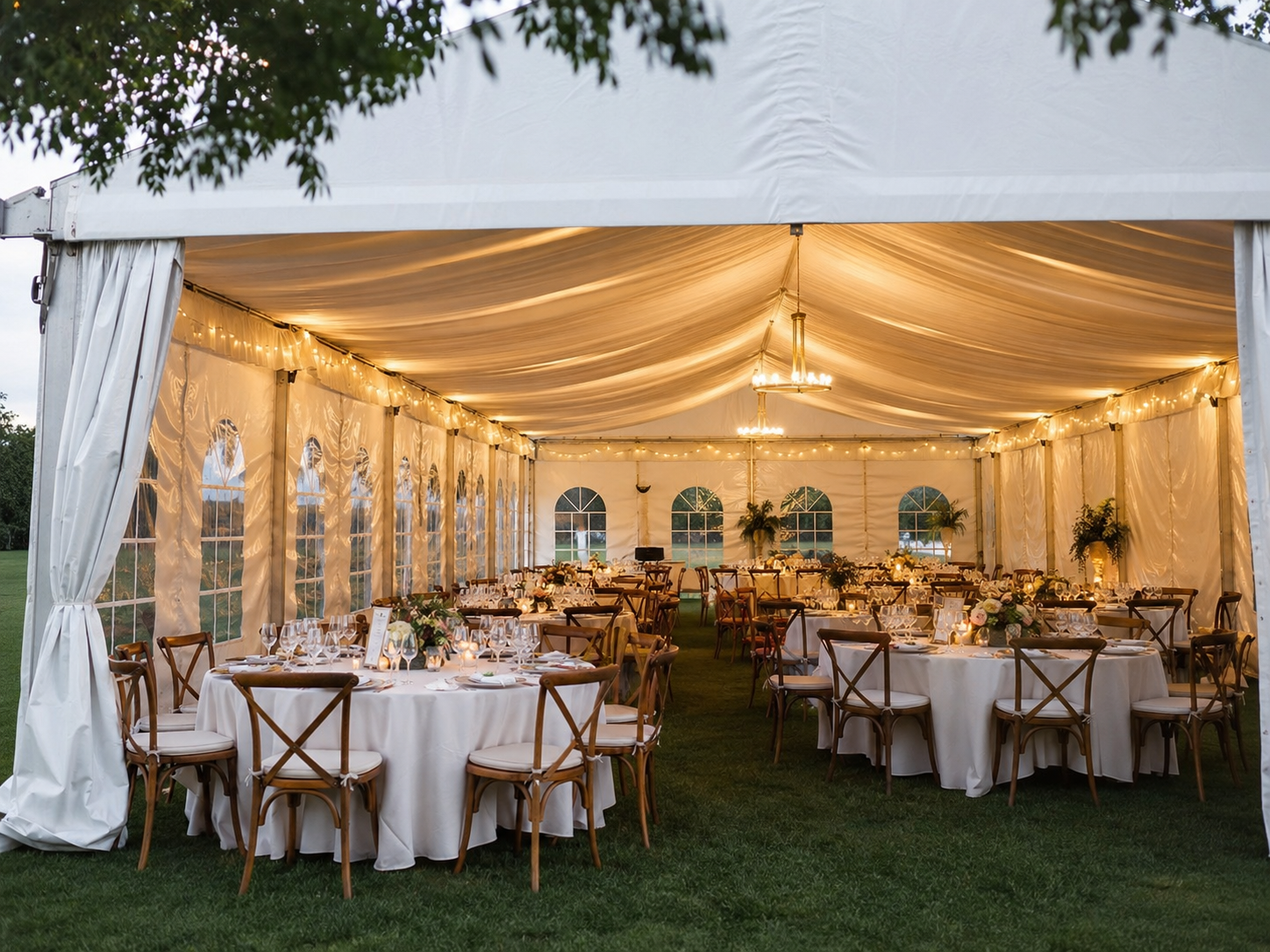 Boda elegante de noche en carpa modular