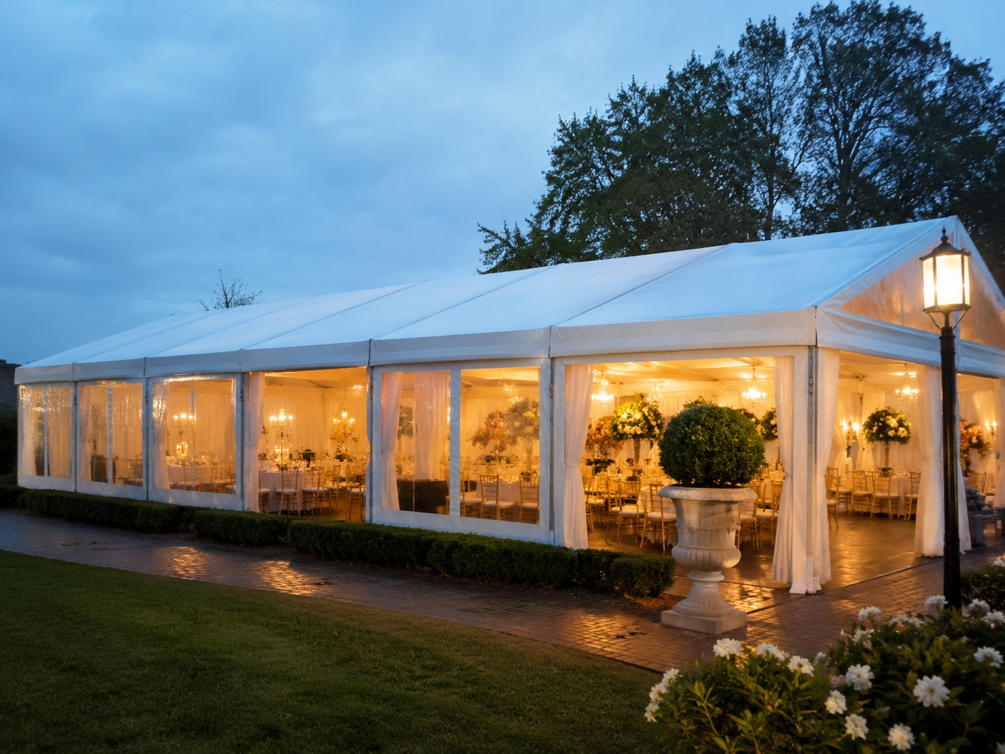 Banquete elegante en carpa modular