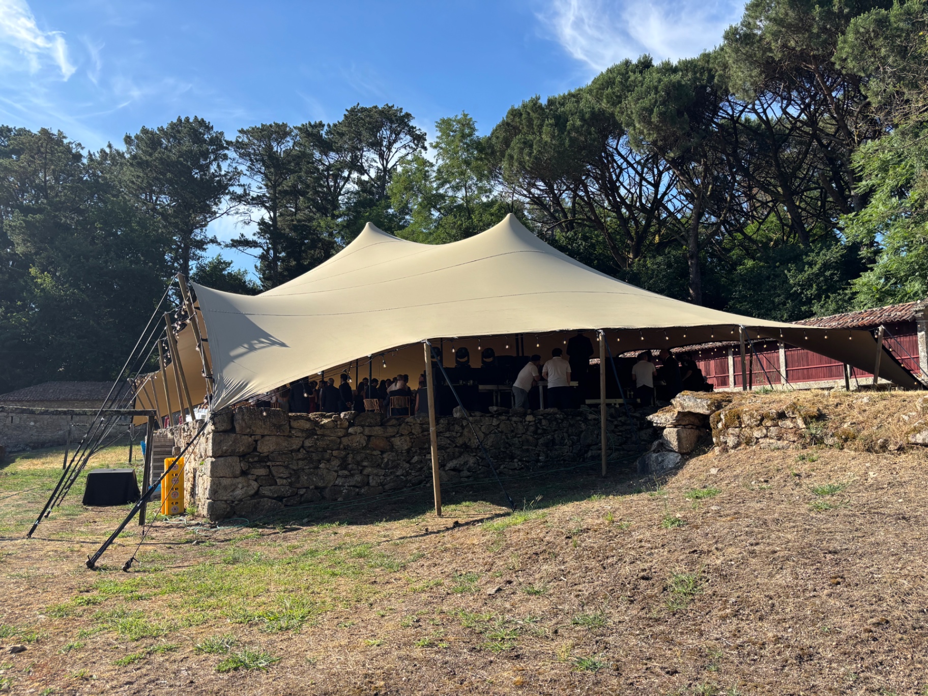 Carpa beduina en finca con invitados