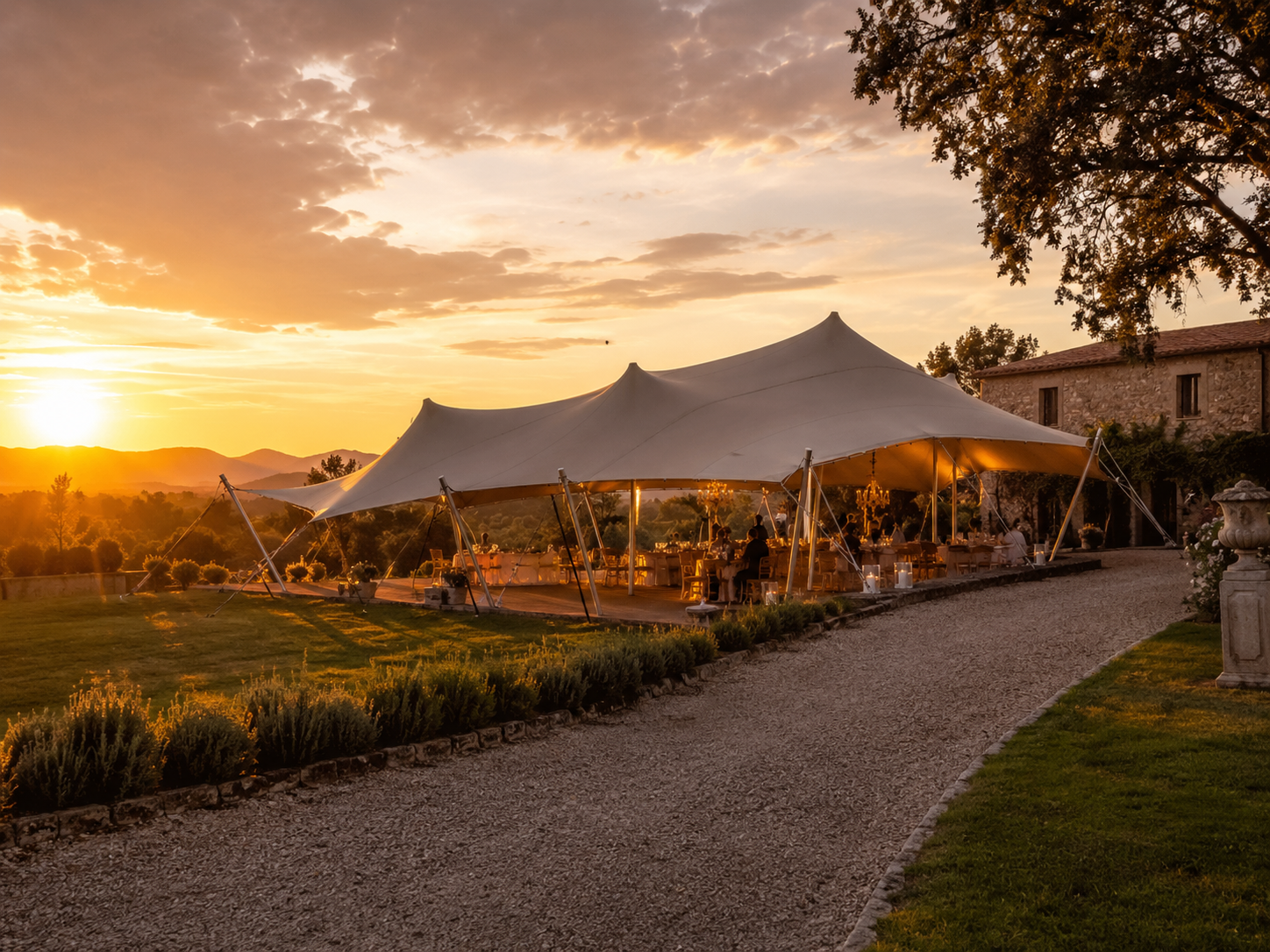 Carpa beduina al atardecer
