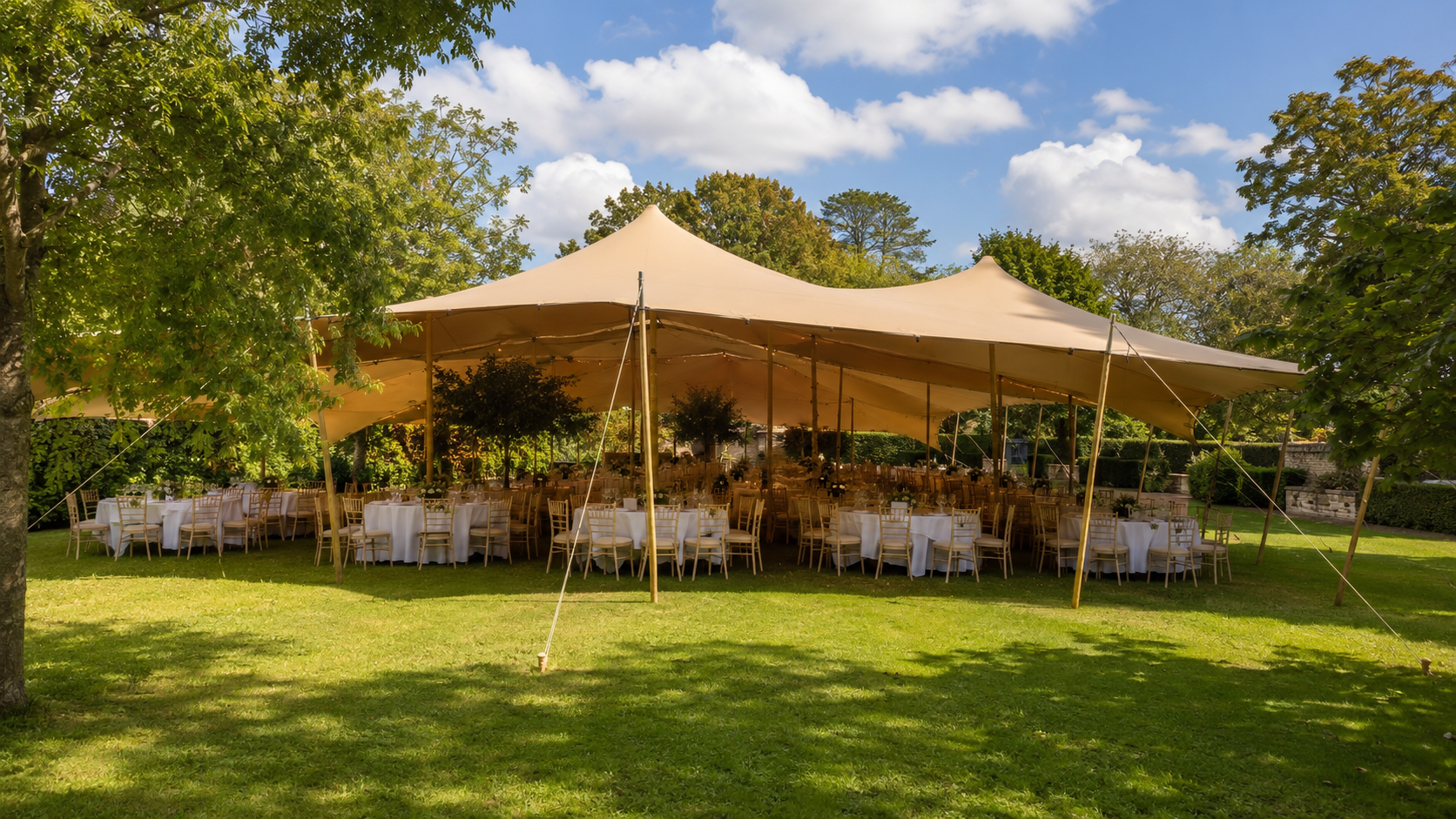 Carpa beduina con banquete desde el exterior